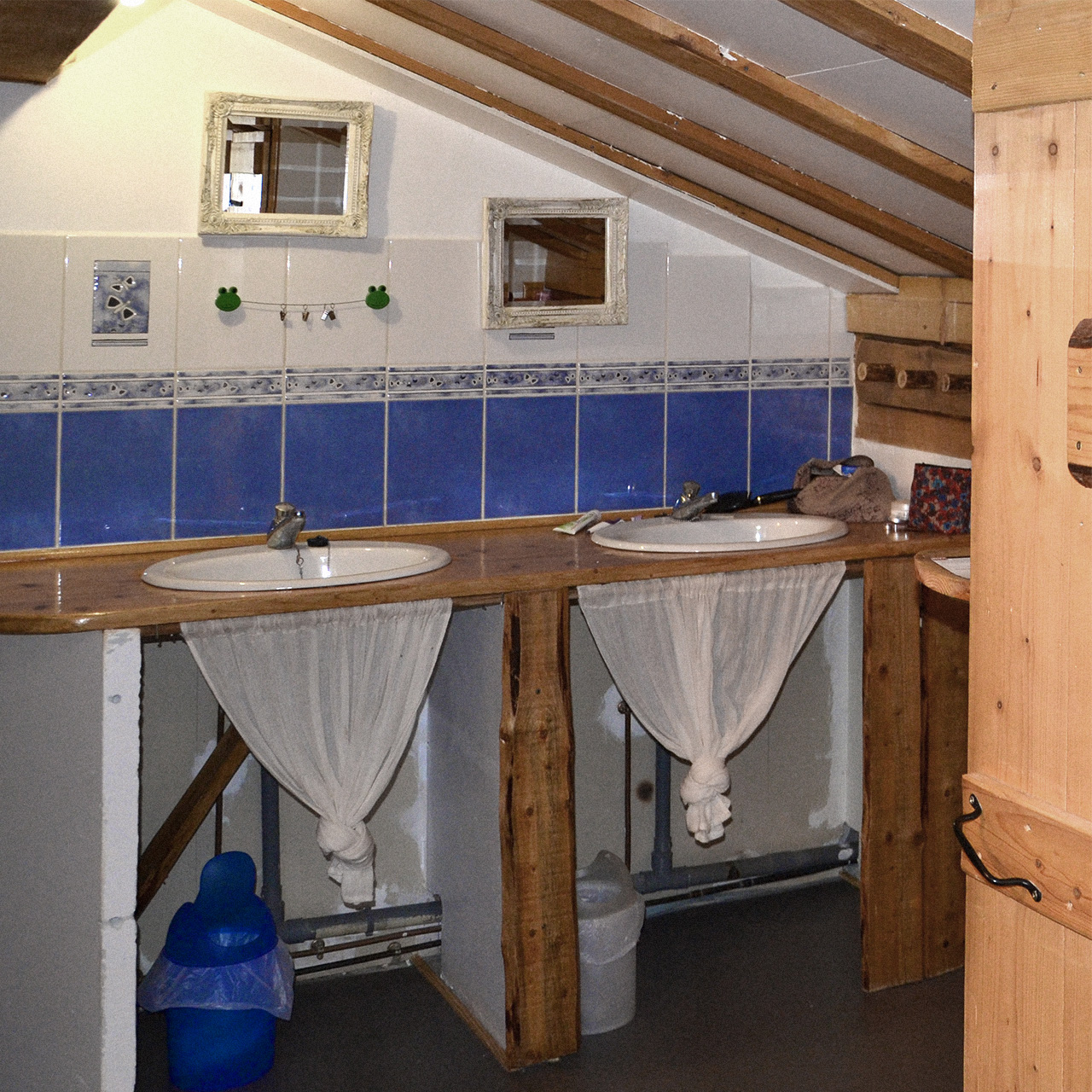 salle-des-douches-lavabos-1er-etage salle-des-douches-lavabos-1er-etage